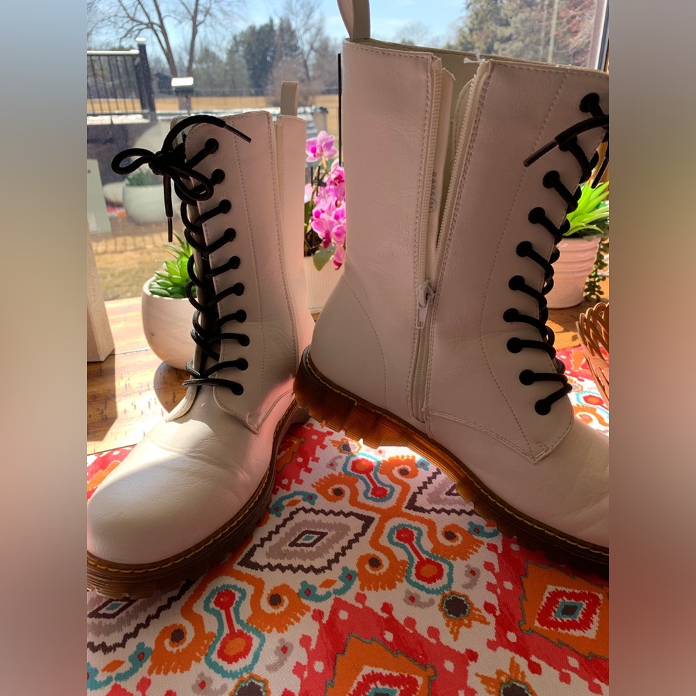 NWOT Moto combat boots Charming Lady w/ black soles and laces. Zipper inside.
